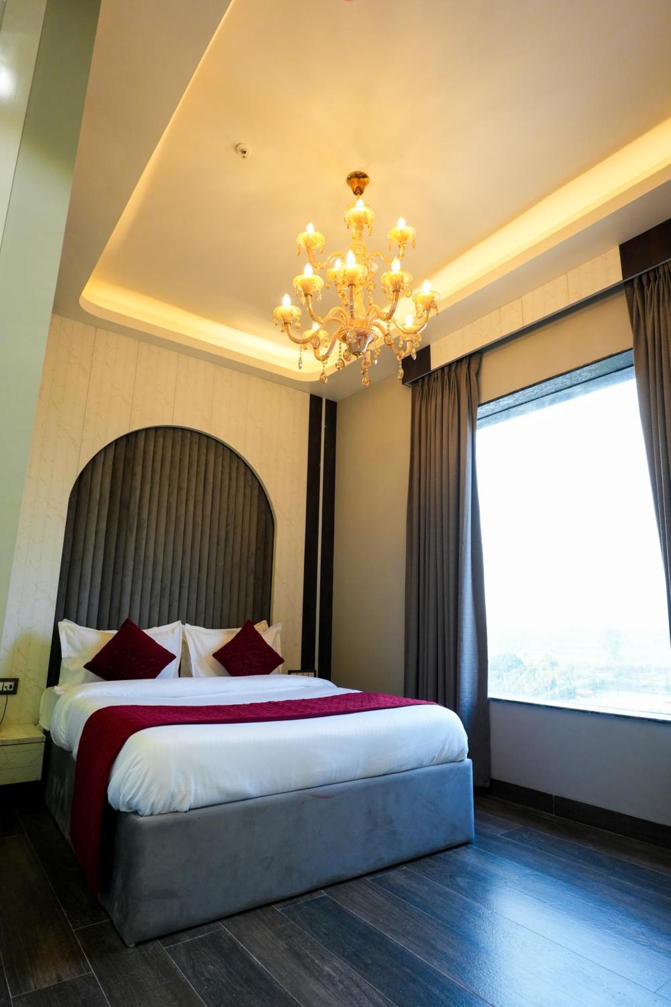Hotel Adsan Heights Gajraula Exteriör bild